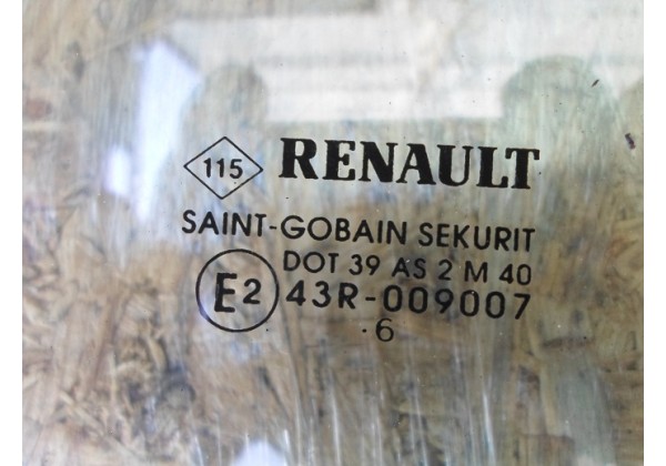 Скло правої передньої дверки Renault Clio 3, 05-12, 8200427616